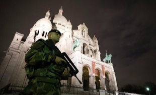 Un soldat devant la basilique du Sacré Coeur à Pari, le 16 novembre 2015