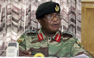 Le chef d'état-major de l'armée du Zimbabwe, Constantino Chiwenga, à Harare le 13 novembre 2017.