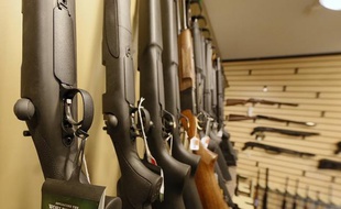 Un homme armé a ouvert le feu mardi soir avec une arme semi-automatique sur le parking d'un collège du Kentucky (centre-est des Etats-Unis), tuant deux personnes et blessant une troisième, a annoncé la police.