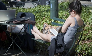 Une jeune femme lit sur son Kindle, la liseuse électronique d'Amazon, à Bryant Park à New York, le 11 avril 2011.