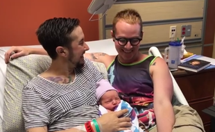 Trystan Reese (à gauche), son compagnon Biff Chaplow et leur fils Léo.