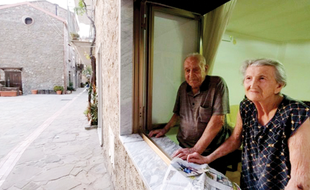 Antonio Vassallo, 100 ans, et son épouse Amina Fedollo, 93 dans leur maison à Acciaroli, dans le sud de l'Italie, le 23 août 2016.
