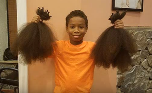 Thomas Moore, jeune américain de 8 ans originaire du Maryland, a décidé de se laisser pousser les cheveux pour venir en aide aux enfants malades du cancer suivant des chimiothérapies.