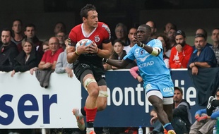 Le troisième ligne du Stade Toulousain Rynhardt Elstadt face à l'ailier du MHR Gabriel Ngandebe, le 19 octobre 2019 à Montpellier..