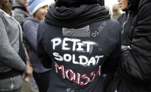 Un homme porte un tee-shirt en hommahe à Moussa, abattu à Trappes, le 1er mai 2015