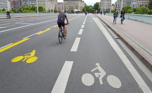 Une voie élargie dédiée aux vélos avait été mise en place au moment du déconfinement sur le pont de la Guillotière.