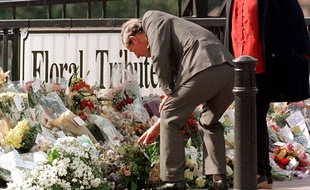 Le prince Charles dépose des fleurs sur la scène de l'attentat, en 1998.