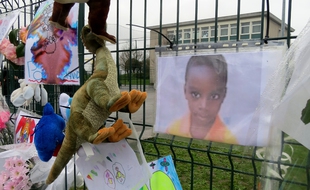 Messages de soutien devant l'école où était scolarisé David, à Saint-Herblain.