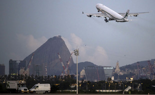 Un avion qui décolle de Rio en 2021.