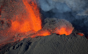 Vue aérienne du volcan le piton de la Fournaise à La Réunion, lors de sa précédente éruption, le 1er février 2017.