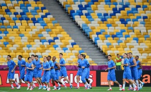Le milieu de l'équipe de France Blaise Matuidi, touché à la cuisse lors de la préparation de l'Euro-2012, a été victime d'une "légère rechute" et il est resté aux soins lundi lors de la dernière séance avant le match contre la Suède mardi, a indiqué l'encadrement des Bleus.