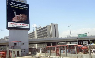 Un panneau d'information sur le virus Ebola à Lagos (Nigéria) le 20 octobre 2014