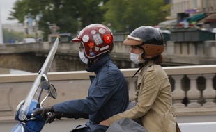 Deux personnes sur un scooter à Paris (Illustration)