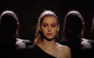 Betta Lemme dans le clip de «Bambola».