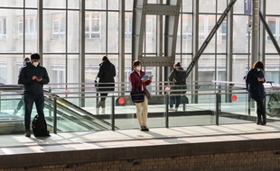 Des voyageurs à la gare de Berlin, le 25 mars 2021.