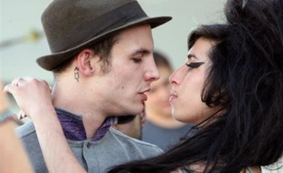 Blake Fielder-Civil, le mari de la chanteuse britannique de soul Amy Winehouse, a été inculpé d'entrave à la justice, a-t-on appris samedi de source policière.