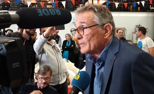 Guy Novès analyse le match France-Galles après la défaite, au pub BBT de Cornebarrieu, près de Toulouse.