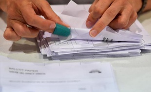 Des bulletins de vote triés à Aberdeen après le référendum, le 18 septembre 2014