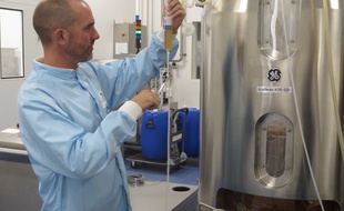 La société Amoéba à Chassieu, dans le Rhône, va commercialiser un biocide biologique, désinfectant naturel capable de tuer les bactéries présentes dans l'eau comme la légionelle.