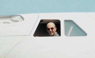 André Turcat dans le cockpit d'un prototype du Concorde, le 1er juin 1969 à Paris