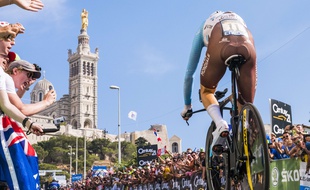 Au départ, on voulait colorier le maillot de Romain Bardet (ici sur le Tour de France 2017) en rose, mais vous auriez dit qu'on abuse de Paint.