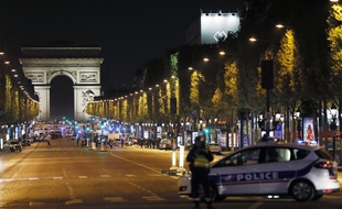 La police sécurise les Champs-Elysées théâtre d'un attentat terroriste le 20 avril 2017.