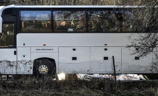 Des proches des victimes du crash arrivent à Seyne-les-Alpes le 26 mars 2015