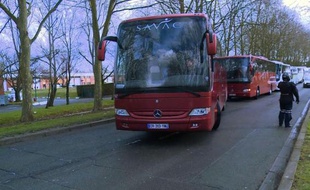 Les protestataires, qui répondaient à l'appel de la Fédération patronale de transporteurs routiers (OTRE), sont partis à bord de leurs véhicules de Villepinte, à une trentaine de km au nord de Paris, pour rouler au pas jusqu'à l'Esplanade des Invalides