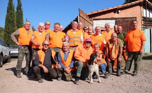 Les chasseurs de la société de chasse la Fréjusienne, accompagnés de non-chasseurs.