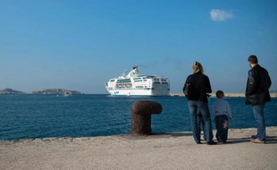 Le ferry "Danielle Casanova" de la SNCM quitte le port de Marseille, le 28 octobre 2014