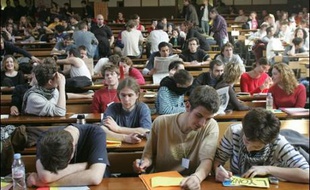 Les trois universités d'Aix-Marseille ont annoncé samedi qu'elles avaient décidé de s'unir pour former d'ici deux ans l'une des plus grosses universités françaises, Aix-Marseille Université, qui aura quelque 70.000 étudiants et couvrira "la totalité des champs disciplinaires".