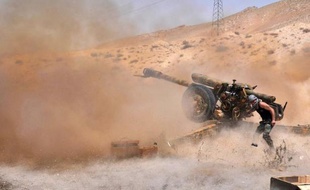 Un soldat de l'armée syrienne tire en direction des troupes de l'EI dans le nord est de Palmyre, le 17 mai 2015