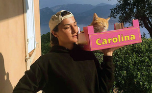 Caroline, 24 ans, est originaire du sud est de la France et est l'autrice d'une bande dessinée qui va sortir en décembre