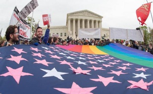 Manifestation pour les droits des gays devant le bâtiment de la Cour Suprême, à Washsington, le 25 avril 2015