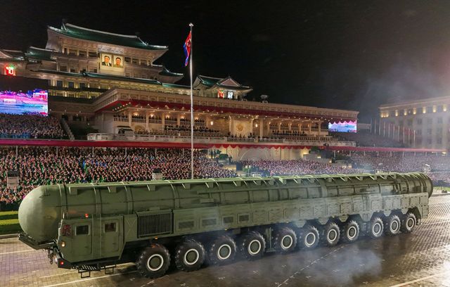 Le nouveau missile balistique intercontinental Hwasong-20, décrit par l’agence de presse officielle KCNA comme « le système d’arme nucléaire stratégique le plus puissant » du pays, a été dévoilé lors du défilé.
