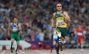 Le Sud-Africain Oscar Pistorius a conservé son titre sur 400 m (T44) samedi soir aux jeux Paralympiques de Londres et battu le record du monde de la distance, écrasant littéralement ses concurrents sous les acclamations du public du stade olympique.