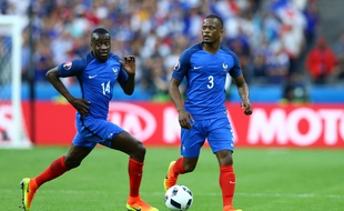Blaise Matuidi et Patrice Evra lors de France-Roumanie, match d'ouverture de l'Euro 2016, le 10 juin au Stade de France.