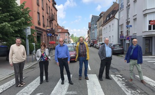 Des membres du collectif montramjtiens route du Général-De-Gaulle où le tram pourrait passer.