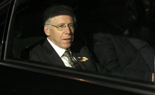 Une nouvelle réunion entre le représentant des créanciers privés de la Grèce, Charles Dallara, et les responsables du gouvernement a commencé vendredi soir à Athènes pour tenter de finaliser l'accord sur l'effacement d'une partie de la dette du pays, un enjeu crucial pour l'ensemble de la zone euro.
