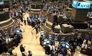 La Bourse de New York a ouvert en nette baisse lundi, les pertes colossales dévoilées par la banque Citigroup et la démission de son PDG ravivant les craintes concernant les conséquences financières de la crise des "subprime": le Dow Jones cédait 0,83% et le Nasdaq perdait 1,23%.