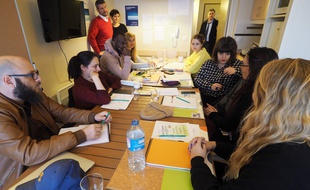Les huit jeunes scénaristes brainstorment dans la suite d’un hôtel