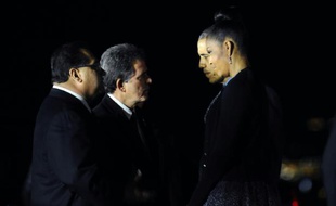 Barack Obama et son épouse Michelle Obama accueillent le maire Carey Davis et le superintendant James Ramos le 18 décembre 2015 à San Bernardino