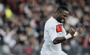 Le Paris SG, malmené et réduit à dix 50 minutes, s'est montré plus fort que les circonstances défavorables pour battre (2-1) Dijon et porter provisoirement à quatre points son avance sur son dauphin Montpellier qui reçoit Caen dimanche soir en clôture de la 27e journée de L1.