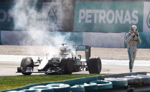 La détresse de Lewis Hamilton, contraint à l'abandon à cause d'une casse moteur de sa Mercedes alors qu'il était en tête du GP de Malaisie, le 2 octobre 2016.