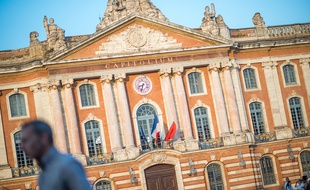 Sur la place du Capitole, la mairie de Toulouse. (Illustration)