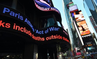 Les informations sur les attentats de Paris défilent sur Times Square, à New York le 14 novembre 2015