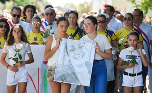 Une marche blanche s'est tenue le 11 juillet 2020 à Aiguillon (Lot-et-Garonne) en hommage à une gendarme tuée lors d'un contrôle routier