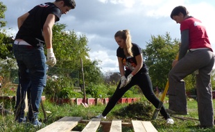 Lyon, le 22/10/2014. Orange RockCorps organise à l'Atelier des friches à Lyon un chantier pour inciter les jeunes à s'investir dans des associations en échange de places de concerts.