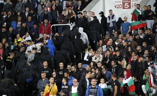Des supporters bulgares quittent le stade lors de la rencontre contre l'Angleterre, en éliminatoires de l'Euro 2020, le 14 octobre 2019.
