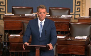 Le sénateur républicain Jeff Flake s'exprime devant le Sénat américain, le 24 octobre 2017.